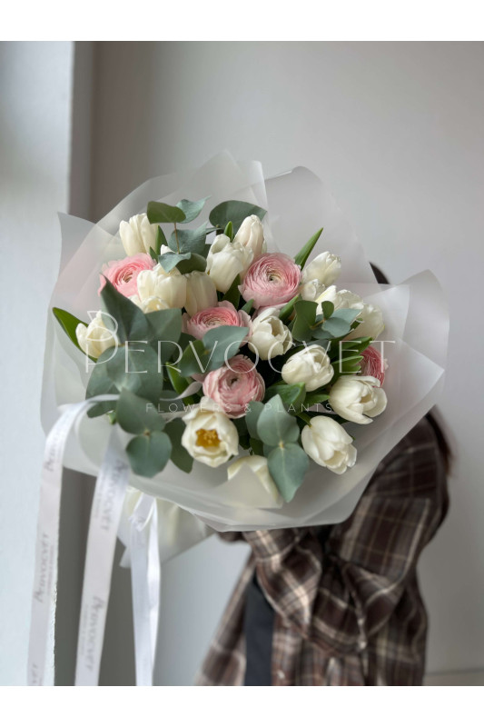 Букет #278 ранункулюс и белый тюльпан