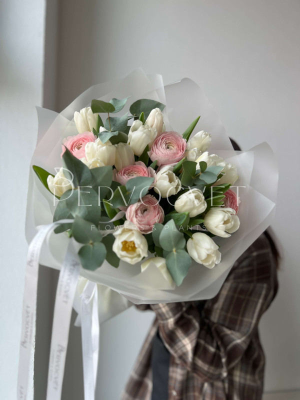 Букет #278 ранункулюс и белый тюльпан
