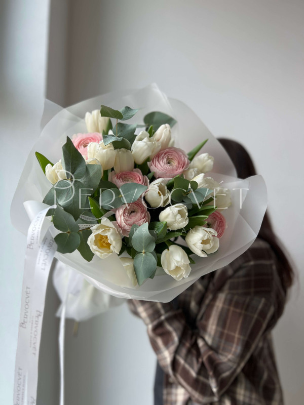 Букет #278 ранункулюс и белый тюльпан