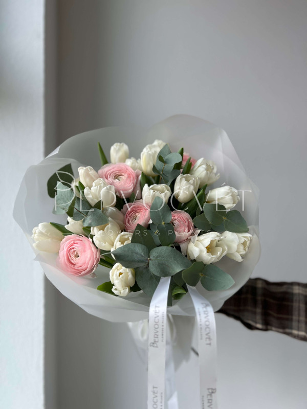 Букет #278 ранункулюс и белый тюльпан