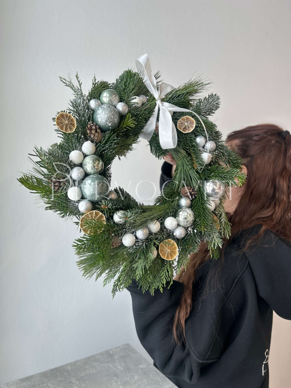 Новогодний венок из нобилиса #78 с декором и снегом