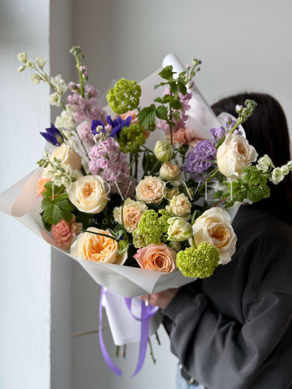 Букет XXL #285 маттиола, вибурнум, пионовидные розы