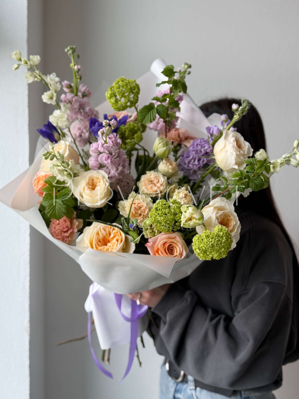 Букет XXL #285 маттиола, вибурнум, пионовидные розы