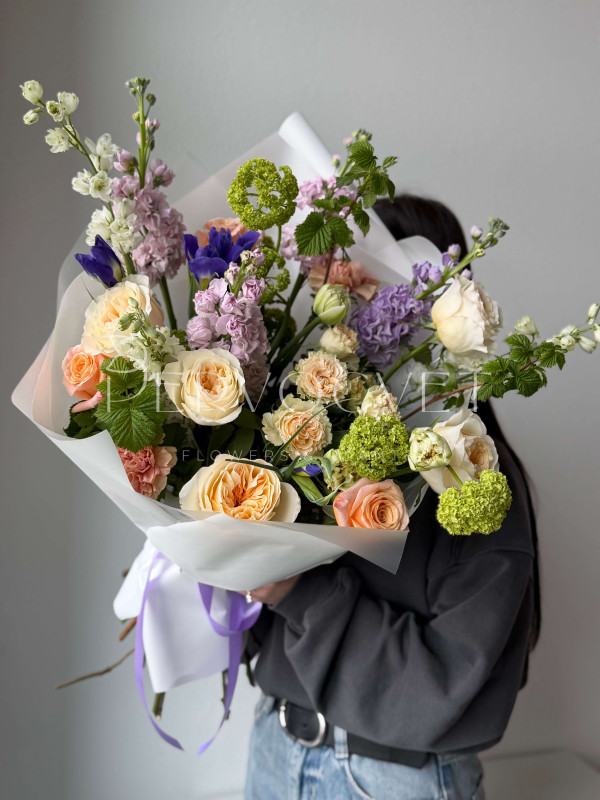 Букет XXL #285 маттиола, вибурнум, пионовидные розы