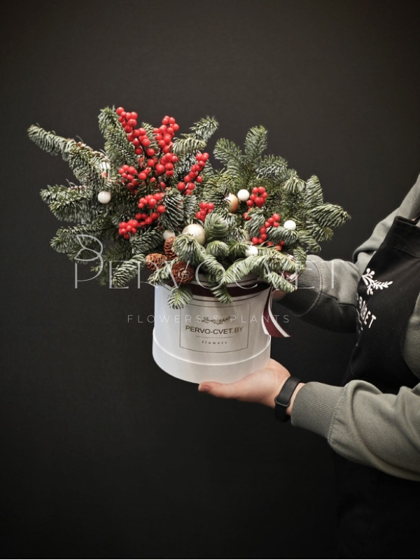 Новогодняя композиция в коробке #86 с ягодами илекса