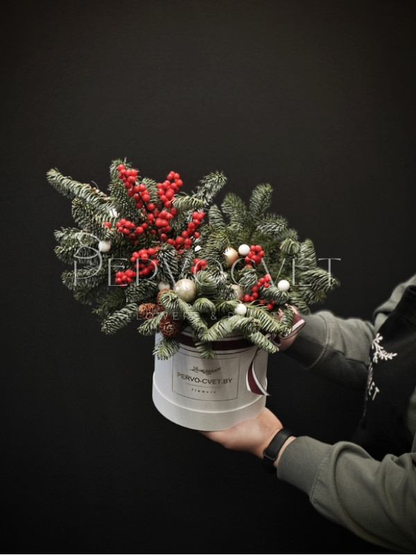 Новогодняя композиция в коробке #86 с ягодами илекса