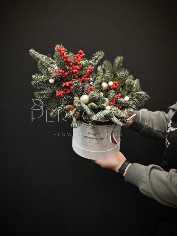 Новогодняя композиция в коробке #86 с ягодами илекса