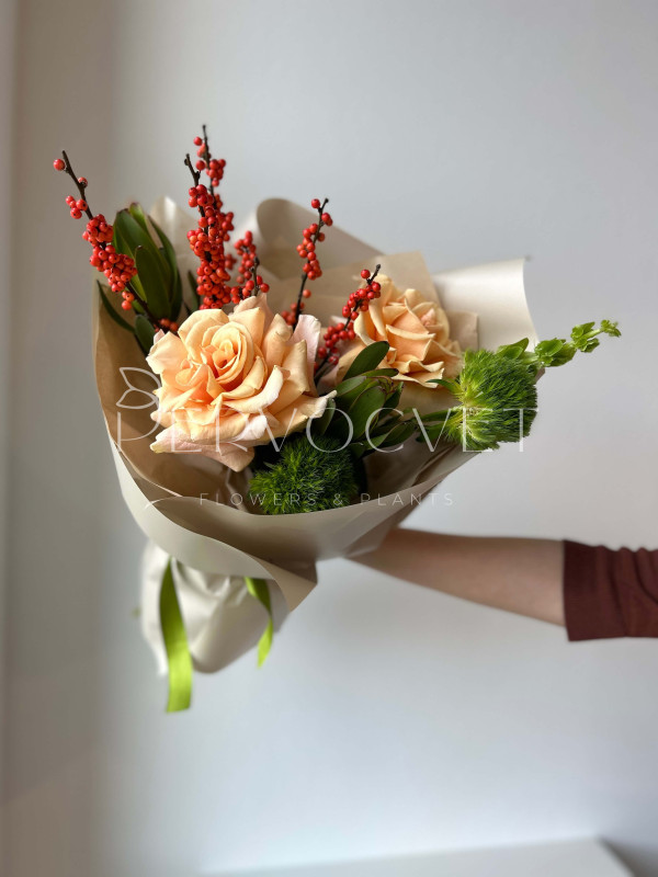 Садовый букет #39 с французской розой и илексом