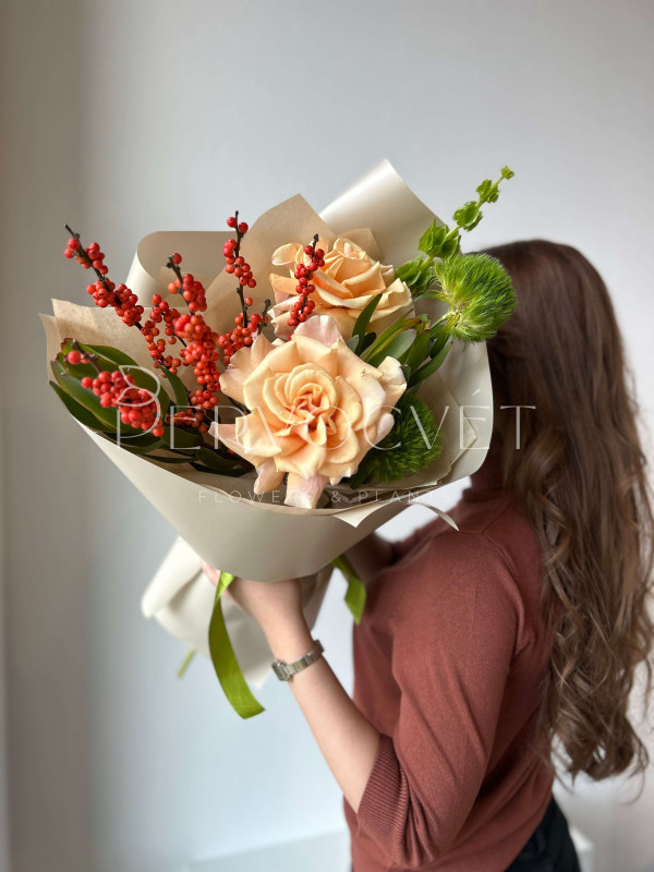 Садовый букет #39 с французской розой и илексом