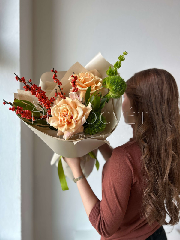 Садовый букет #39 с французской розой и илексом