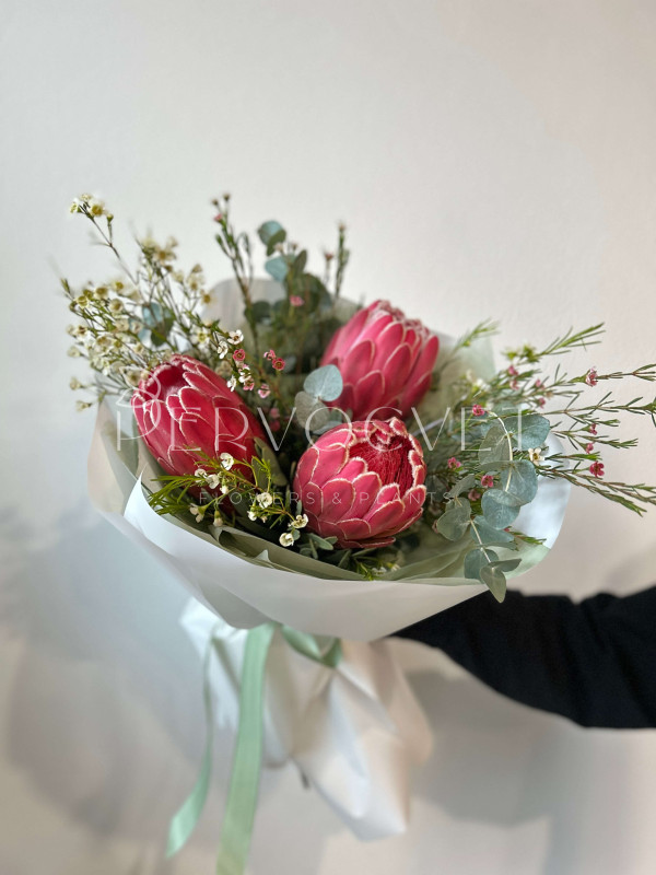 Букет #247 протея и хамелациум