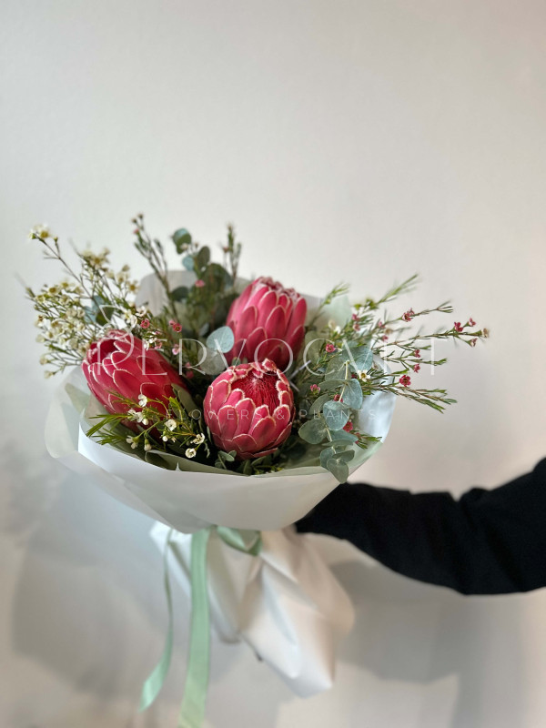 Букет #247 протея и хамелациум