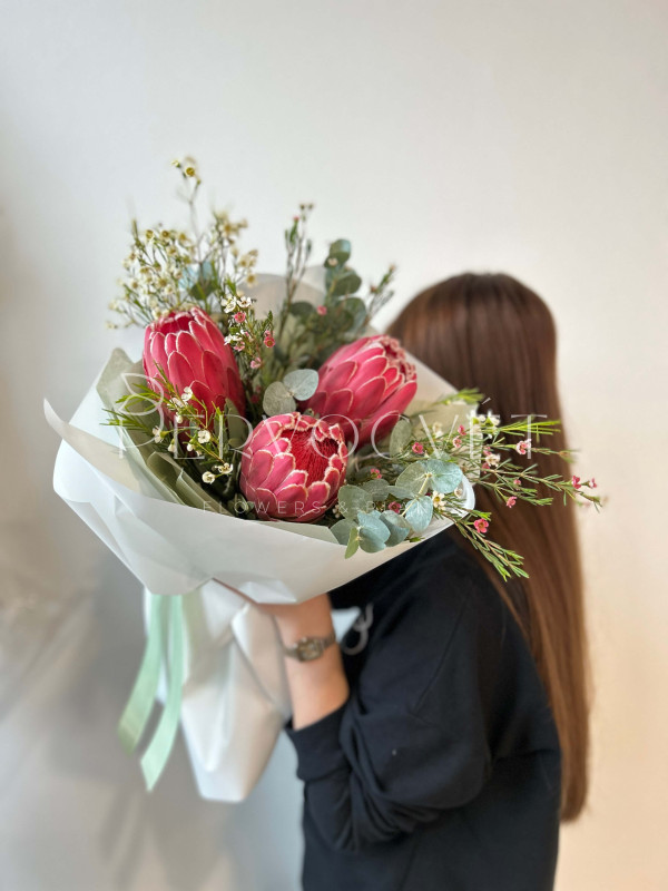 Букет #247 протея и хамелациум