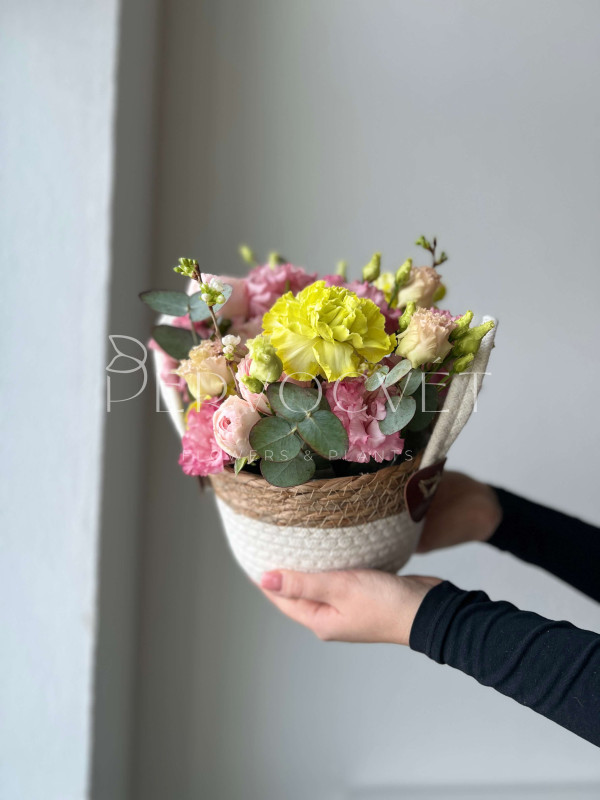 Композиция #19 с диантусом и пионовидной розой