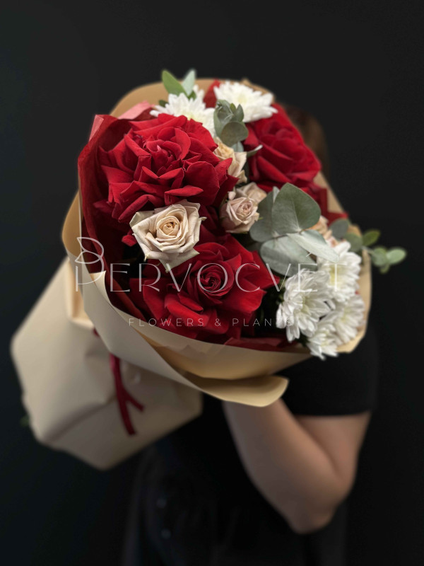 Букет #525 из французской красной и кустовой розы