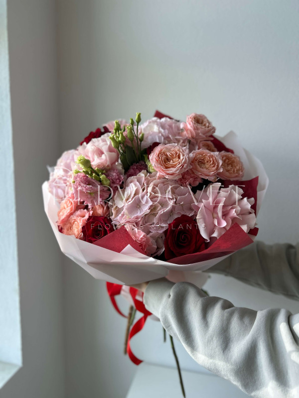 Букет #525 гортензия, кустовые и пионовидные розы