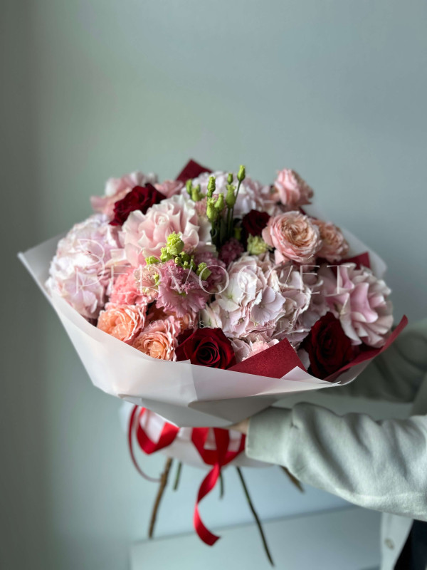 Букет #525 гортензия, кустовые и пионовидные розы