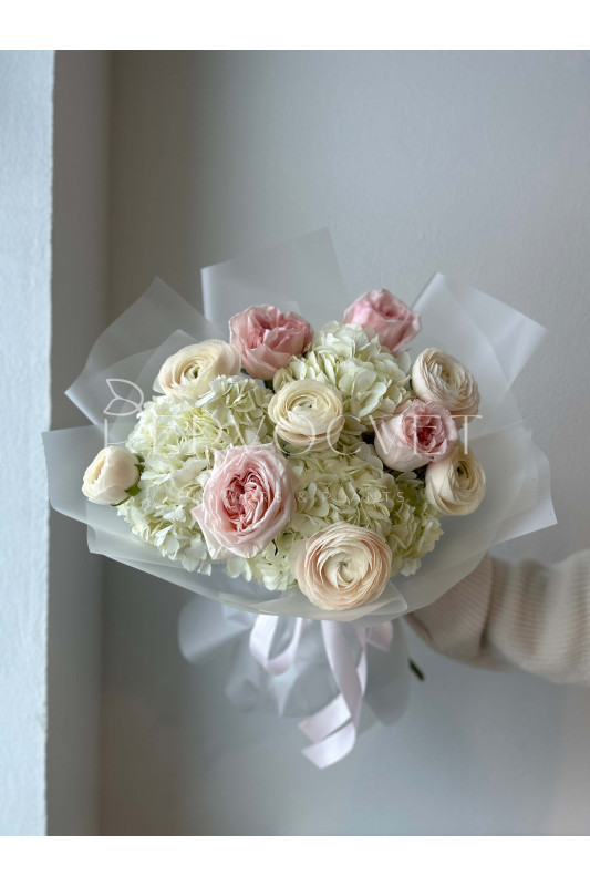 Букет #211 гортензия, ранункулюс и пионовидная роза