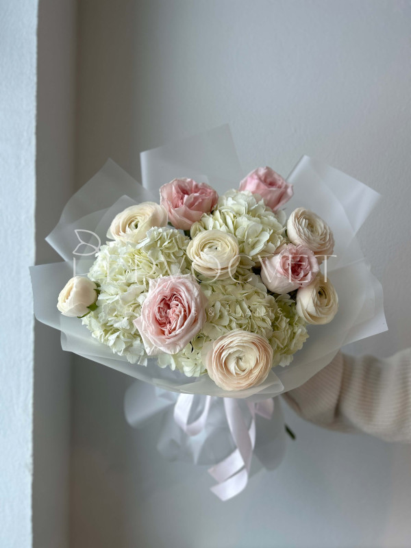 Букет #211 гортензия, ранункулюс и пионовидная роза