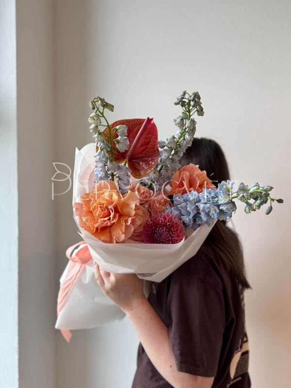 Букет #603 французская роза, дельфиниум и антуриум