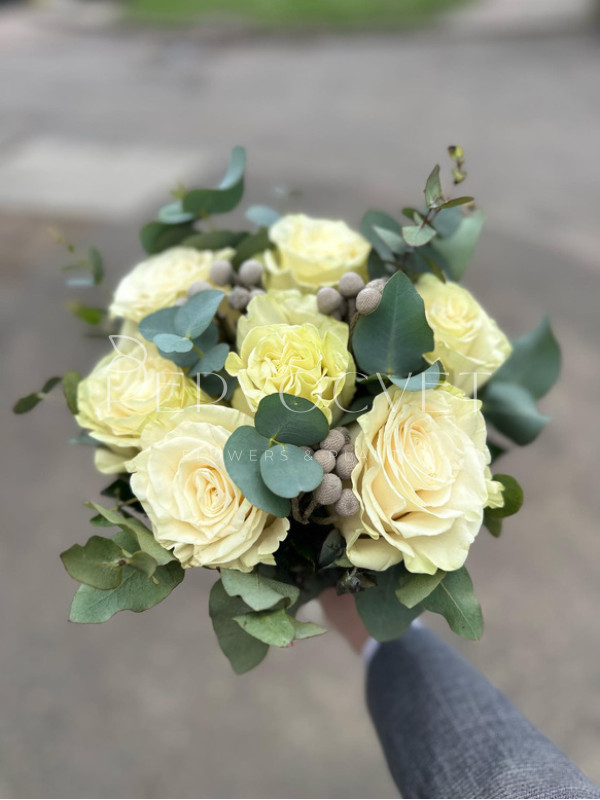 Букет невесты #16 розы и эвкалипт