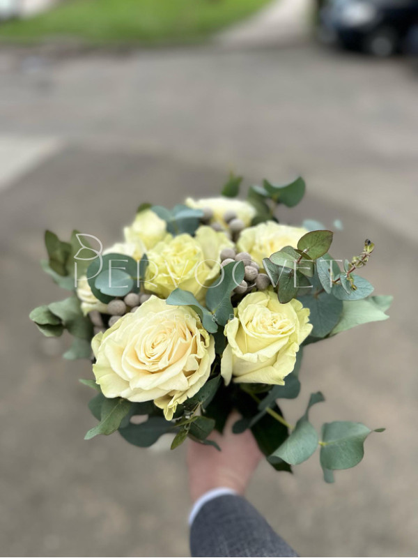 Букет невесты #16 розы и эвкалипт
