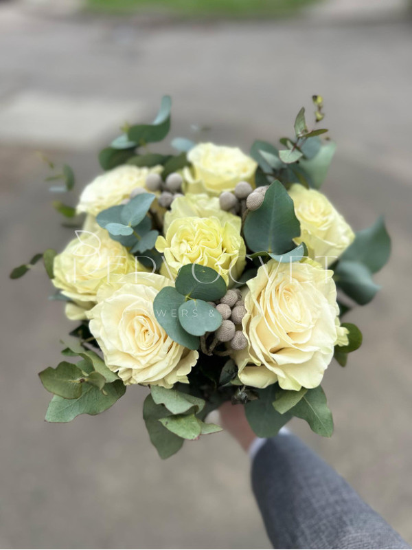 Букет невесты #16 розы и эвкалипт