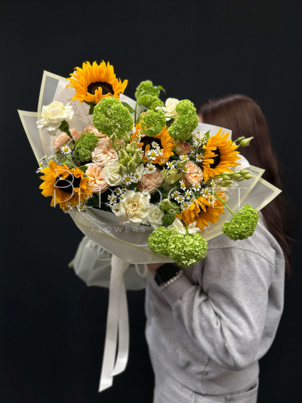 Букет #96 подсолнух и зеленый вибурнум