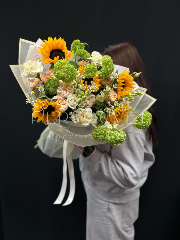 Букет #96 подсолнух и зеленый вибурнум
