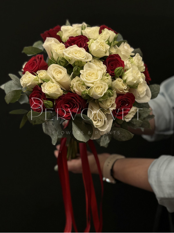 Букет невесты #44 из красных и кустовых роз