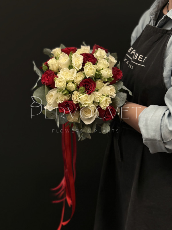 Букет невесты #44 из красных и кустовых роз