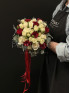 Букет невесты #44 из красных и кустовых роз