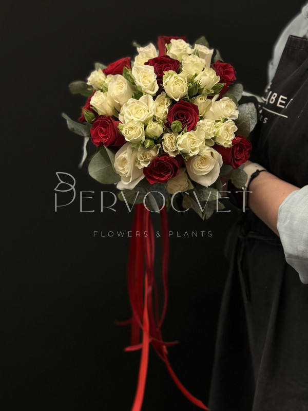 Букет невесты #44 из красных и кустовых роз