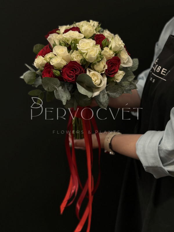 Букет невесты #44 из красных и кустовых роз