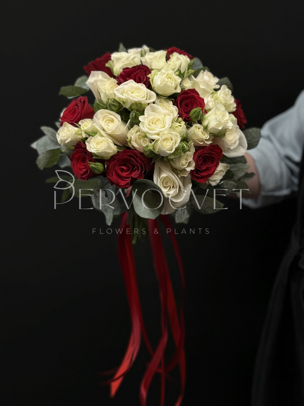 Букет невесты #44 из красных и кустовых роз