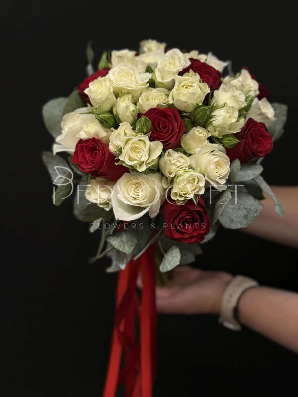 Букет невесты #44 из красных и кустовых роз