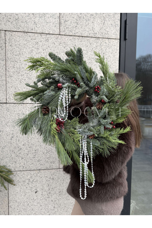 Новогодний венок #106 с декором из бусин и шишек