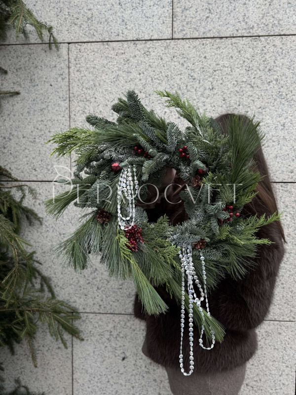 Новогодний венок #106 с декором из бусин и шишек
