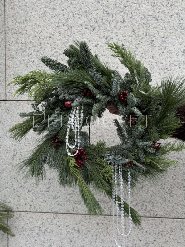 Новогодний венок #106 с декором из бусин и шишек