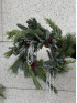 Новогодний венок #106 с декором из бусин и шишек