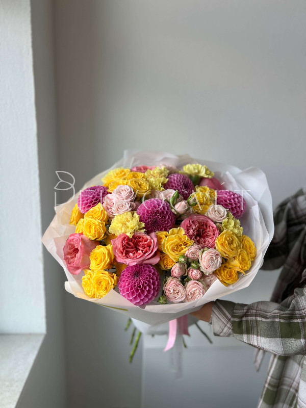 Букет XXL #555 из георгинов и кустовых, пионовидных роз