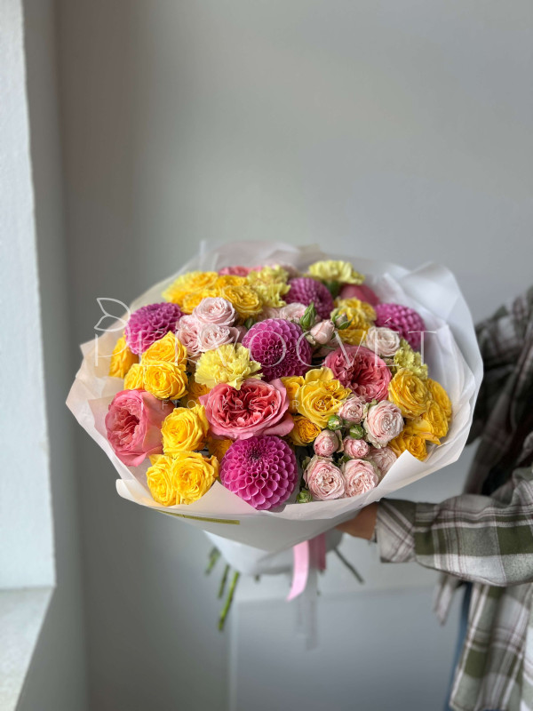 Букет XXL #555 из георгинов и кустовых, пионовидных роз