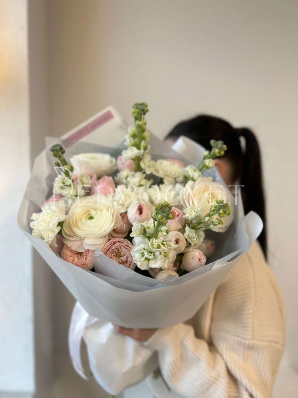 Букет #168 ранункулюс и пионовидные розы