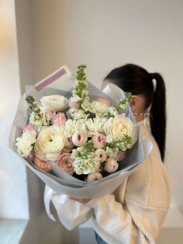 Букет #168 ранункулюс и пионовидные розы