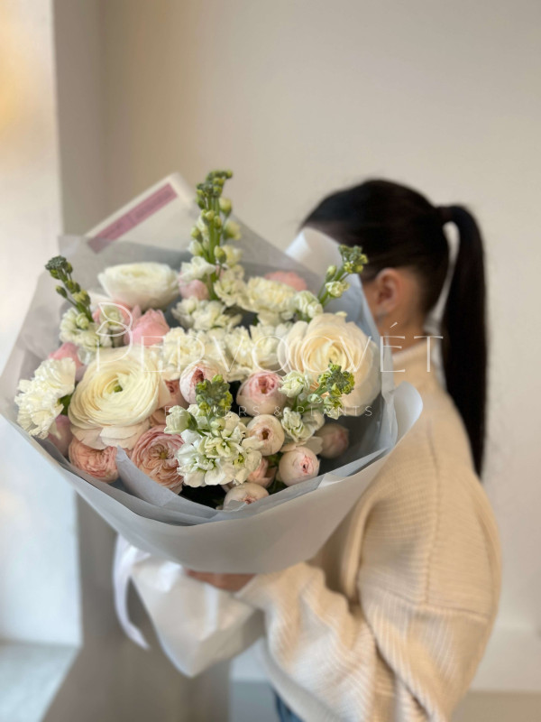 Букет #168 ранункулюс и пионовидные розы