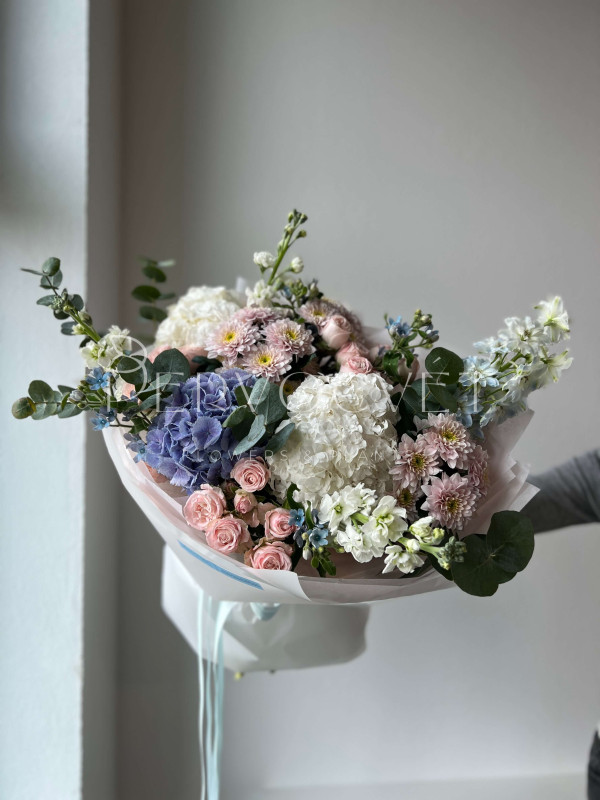 Букет #241 с гортензиями и маттиолой