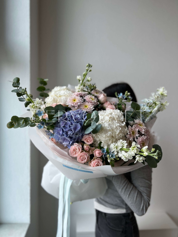 Букет #241 с гортензиями и маттиолой