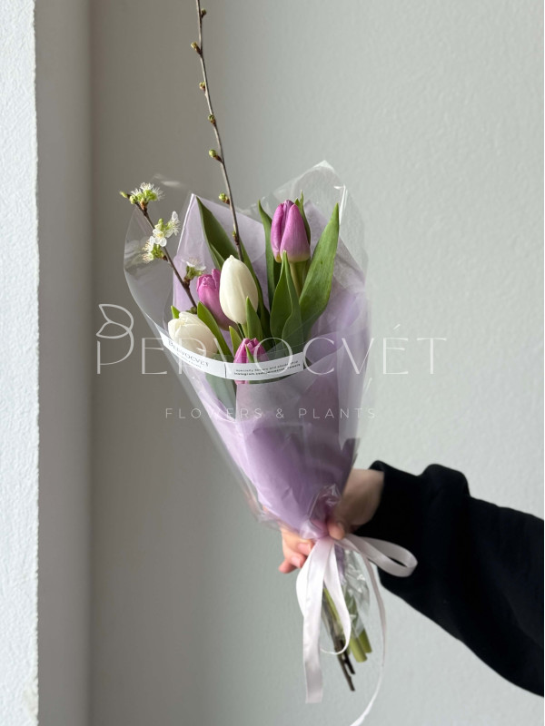 Корпоративный букет из 5 тюльпанов с веточками (от 5 букетов)