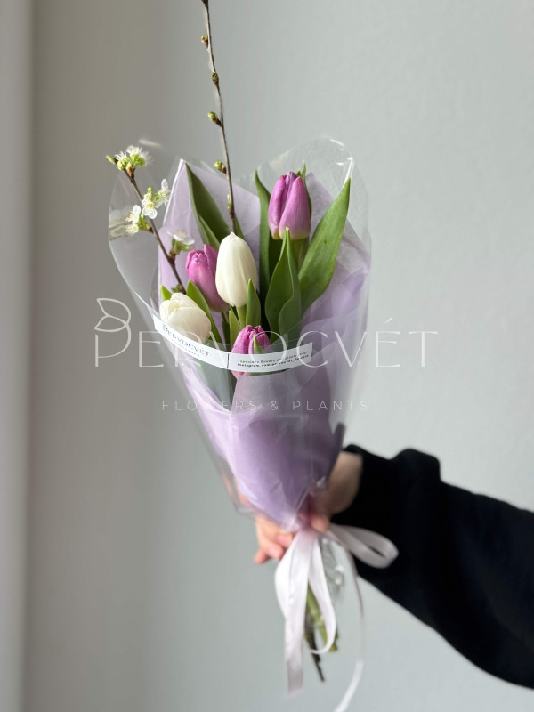 Корпоративный букет из 5 тюльпанов с веточками (от 5 букетов)