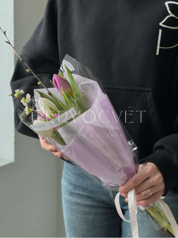 Корпоративный букет из 5 тюльпанов с веточками (от 5 букетов)